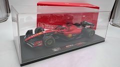 Bburago Ferrari SF-23 Charles Leclerc 2023 1/18, Completo di teca - scala 1:18