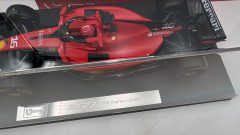 Bburago Ferrari SF-23 Charles Leclerc 2023 1/18, Completo di teca - foto 6