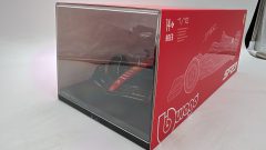 Bburago Ferrari SF-23 Charles Leclerc 2023 1/18, Completo di teca - foto 7