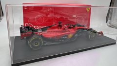 Bburago Ferrari SF-23 Charles Leclerc 2023 1/18, Completo di teca - foto 5