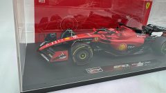 Bburago Ferrari SF-23 Charles Leclerc 2023 1/18, Completo di teca - foto 4
