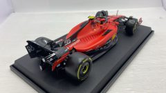 Bburago Ferrari SF-23 Carlos Sainz 1/18 - foto 3