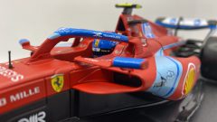 Bburago Ferrari SF-24 C. Sainz Miami GP 2024 1/18 - foto 3
