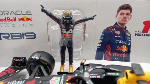 Bburago Red Bull RB19 Max Verstappen 2023 1/24, con figurino pilota