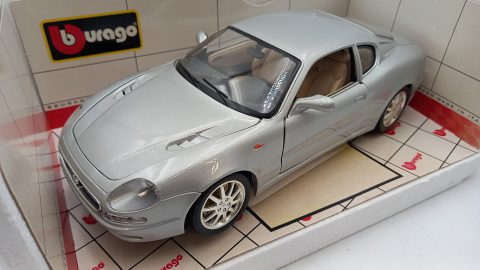 Bburago Maserati 3200 GT 1/18, confezione lievemente usurata, ingiallita nella parte trasparente