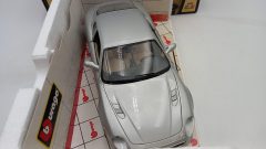 Bburago Maserati 3200 GT 1/18, confezione lievemente usurata, ingiallita nella parte trasparente - foto 2