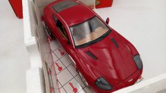 Bburago Aston Martin V12 Vanquish 2001 1/18, piccola fioritura vernice cofano - foto 2