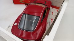 Bburago Aston Martin V12 Vanquish 2001 1/18, piccola fioritura vernice cofano - foto 3