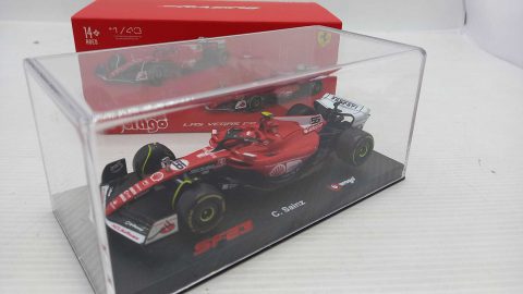 Bburago Ferrari SF23 Carlos Sainz Las Vegas 2023 1/43, con teca