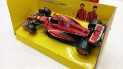 Bburago Ferrari SF-24 Charles Leclerc Imola GP 2024 1/43 - foto 4