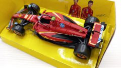 Bburago Ferrari SF-24 Carlos Sainz Imola GP 2024 1/43 - foto 4