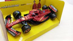 Bburago Ferrari SF-24 Carlos Sainz Imola GP 2024 1/43 - foto 2