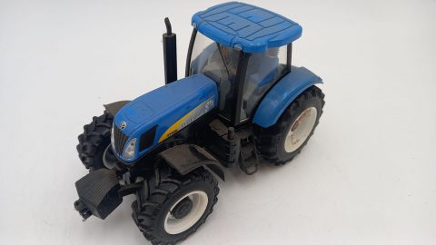 Bburago trattore New Holland T7040 1/32, impolverato, da pulire, buone condizioni, senza scatola originale