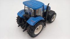Bburago trattore New Holland T7040 1/32, impolverato, da pulire, buone condizioni, senza scatola originale - foto 2