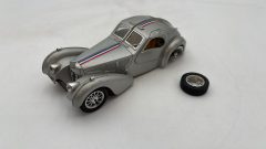 Bburago Bugatti Atlantic 1936 1/24 ruota staccata, segni di usura, manca fanale, senza scatola originale - scala 1:24