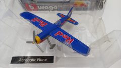 Bburago Red Bull Aerobatic Plane The Flying Bulls 1/100, confezione lievemente usurata - foto 1