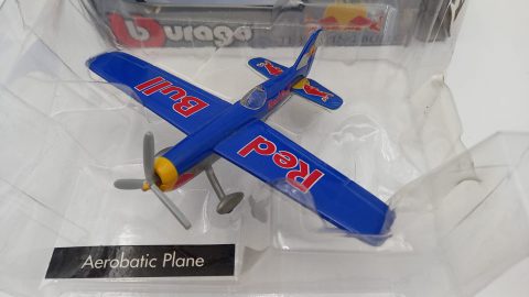 Bburago Red Bull Aerobatic Plane The Flying Bulls 1/100, confezione lievemente usurata