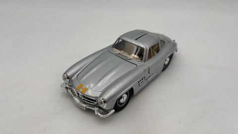 Bburago Mercedes-Benz 300 SL 1954 1/24 senza scatola originale, segni di usura