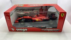 Bburago Ferrari SF21 C.Sainz 1/18, scatola rovinata - scala 1:18