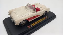 Bburago Chevrolet Corvette 1957 1/24, evidenti segni del tempo, impolverata, da pulire, senza scatola originale - scala 1:24