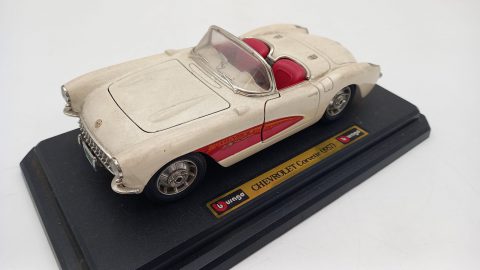 Bburago Chevrolet Corvette 1957 1/24, evidenti segni del tempo, impolverata, da pulire, senza scatola originale