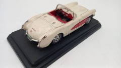 Bburago Chevrolet Corvette 1957 1/24, evidenti segni del tempo, impolverata, da pulire, senza scatola originale - foto 2