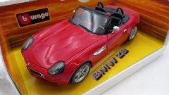 Bburago BMW Z8 1/18, mancante leva del cambio, confezione lievemente usurata - scala 1:18
