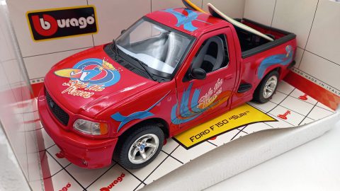 Bburago Ford F150 Surf 1/18, confezione lievemente usurata