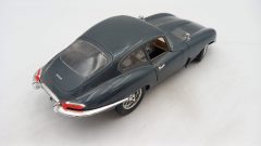 Bburago Jaguar E 1961 1/18, impolverata, da pulire, mancante freccia anteriore destra, senza scatola originale - foto 2