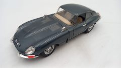 Bburago Jaguar E 1961 1/18, impolverata, da pulire, mancante freccia anteriore destra, senza scatola originale - scala 1:24
