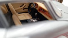 Bburago Ferrari 275 GTB4 1/24, basetta di altro modello, confezione lievemente usurata, piccoli punti di fioritura vernice -?