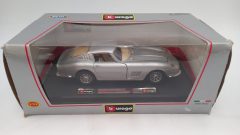 Bburago Ferrari 275 GTB4 1966 1/24, confezione lievemente usurata, piccoli punti di fioritura vernice - foto 4