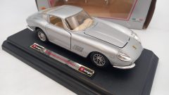 Bburago Ferrari 275 GTB4 1966 1/24, confezione lievemente usurata, piccoli punti di fioritura vernice - scala 1:24