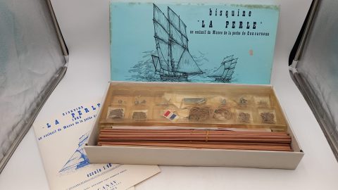 Canav bisquine La Perle 1/40, nave i legno in kit di montaggio, confezione lievemente usurata
