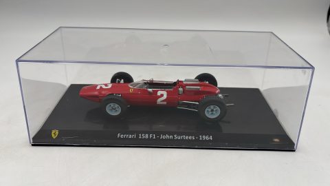 Ferrari 158 F1 John Surtees 1964 1/24 senza scatola originale, teca segnata