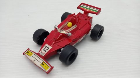 Auto Formula 1 1/43, azionamento a retrocarica funzionante, normali segni del tempo, senza scatola originale