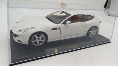 Ferrari FF 2011 1/24, senza scatola originale