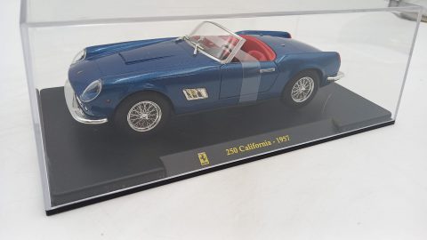 Ferrari 250 California 1957 1/24 senza scatola originale