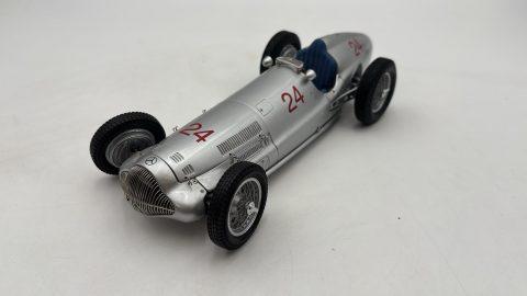 CMC Mercedes Benz W154 1938 1/18 senza scatola originale, ruote anteriori danneggiate