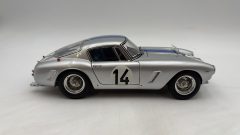 CMC Ferrari 250 GT Berlinetta passo corto SWB Competizione 24h Le Mans 1961 1/18, lievissima fioritura - foto 3