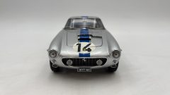 CMC Ferrari 250 GT Berlinetta passo corto SWB Competizione 24h Le Mans 1961 1/18, lievissima fioritura - foto 2