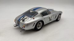 CMC Ferrari 250 GT Berlinetta passo corto SWB Competizione 24h Le Mans 1961 1/18, lievissima fioritura - foto 4