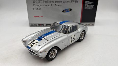 CMC Ferrari 250 GT Berlinetta passo corto SWB Competizione 24h Le Mans 1961 1/18, lievissima fioritura