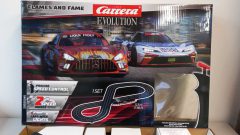 Carrera pista elettrica Flames and Fame, completa di Mercedes-AMG GT3 Evo e KTM X-BOW GTX in scala 1/32, lunghezza tracciato?
