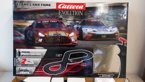 Carrera pista elettrica Flames and Fame, completa di Mercedes-AMG GT3 Evo e KTM X-BOW GTX in scala 1/32, lunghezza tracciato 5,3 metri, completa di tutto, confezione rovinata in un angolo