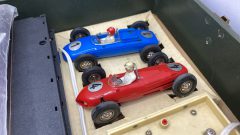 Carrera pista completa con 2 automobili 1/32 in ottime condizioni, da verificare il funzionamento, senza scatola originale - foto 3
