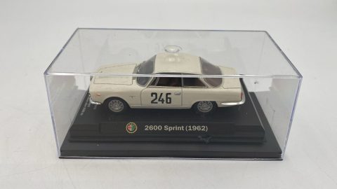 Alfa Romeo 2600 Sprint 1962 1/43 senza scatola originale, vernice rovinata