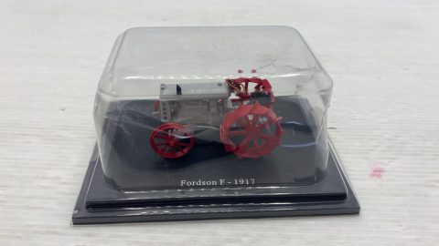 Fordson F trattore 1917 1/43, scatola rovinata