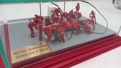 Diorama Ferrari F2004 Michael Schumacher 1/43, realizzato a mano dall'artigiano Roberto Ficozzi, teca in vetro, ottime condi?