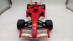 DeAgostini Ferrari F2004 M. Schumacher 1/8, modello radiocomandato a scoppio, radiocomando in frequenza, completa e funzionante - foto 2